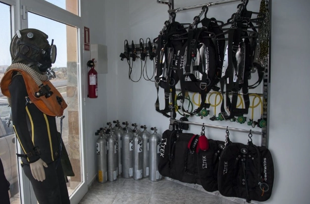 how to store snorkel gear