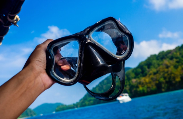 how to clear mask underwater