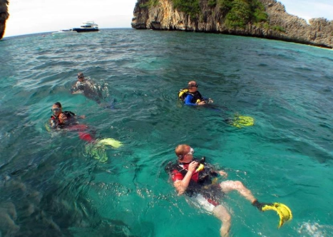 solo snorkeling travel